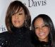 Quelques mois avant une nouvelle cure de désintoxication, Whitney Houston se rend avec sa fille, Bobbi Kristina, à un gala, la veille de la cérémonie des Grammy Awards, en février 2011 à Los Angeles. 