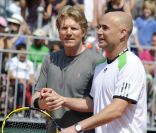 Le 4 juin 2011, Andre Agassi était de retour à Roland-Garros, 12 ans après sa victoire, le temps d\'un match exhibition avec une autre légende américaine, Jim Courier.<br />