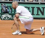 Le 4 juin 2011, Andre Agassi était de retour à Roland-Garros, 12 ans après sa victoire, le temps d\'un match exhibition avec une autre légende américaine, Jim Courier.<br />