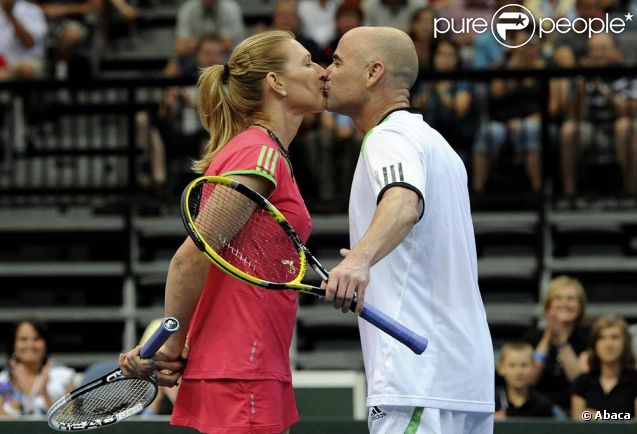 10 ans d'amour, toujours passionné. Mardi 7 juin 2011, Andre Agassi et Steffi Graf, avec Jiri Novak et Jana Novotna, faisaient le bonheur des spectateurs présents à l'O2 Arena de Prague pour une soirée exhibition.