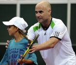 Mardi 7 juin 2011, Andre Agassi a encore fait le show, avec sa femme Steffi Graf, et Jiri Novak et Jana Novotna, lors d\'une exhibition à l\'O2 Arena de Prague.