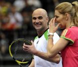 Mardi 7 juin 2011, Andre Agassi et Steffi Graf, avec Jiri Novak et Jana Novotna, faisaient le bonheur des spectateurs présents à l\'O2 Arena de Prague pour une soirée exhibition.