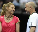 Mardi 7 juin 2011, Andre Agassi et Steffi Graf, toujours aussi complices, faisaient le bonheur des spectateurs présents à l\'O2 Arena de Prague pour une soirée exhibition.