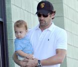 Patrick Dempsey est un papa comblé avec ses trois enfants. Ici, avec l\'un de ses jumeaux, Darby. Santa Monica, 7 septembre 2008