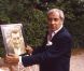 Franck Fernandel avec la photo de son père