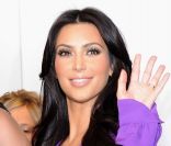 Kim Kardashian pour la promo de son parfum a choisi la tenue que tout le monde s'arrache signée Gucci ! Le 7 juin 2011 