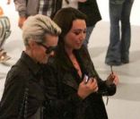 Leaticia Hallyday et Laura Smet visitent l\'exposition <em>Art in the streets</em> au MOCA, à Los Angeles, le 9 juin 2011.