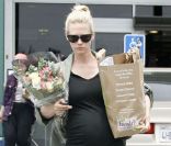 January Jones fait des courses à West Hollywood, Los Angeles, le 9 juin 2011.