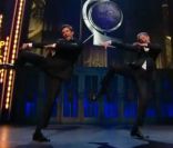 Neil Patrick Harris et Hugh Jackman chantent et dansent, lors de la 65e cérémonie des Tony Awards, à New York, le 12 juin 2011.