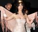 Monica Bellucci, sombre et lumineuse à la fois, récompensée avec Oliver Stone