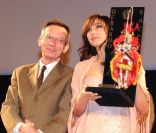 Patrice Leconte remet son prix à Monica Bellucci lors du Festival du Film de Taormina, en Italie, le 11 juin 2011.