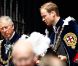 Le prince Charles et son fils William, duc de Cambridge lors de la cérémonie annuelle de l'Ordre de la jarretière dans la chapelle Saint George à Windsor le 13 juin 2011