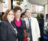 Véronique Colucci et Josiane Balasko, inauguration de la place Coluche à Paris, le 29 octobre 2006.