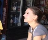 Natalie Portman lors d'un de ses voyages avec FINCA 