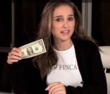 Natalie Portman fait la promotion de l'association FINCA via une campagn publicitaire, Lend a Hand