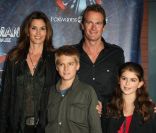 Cindy Crawford, son mari Randy Gerber, et leurs enfants Presley et Kaia lors de la première de la comédie musicale Spider-man : Turn off the Dark à New York le 14 juin 2011