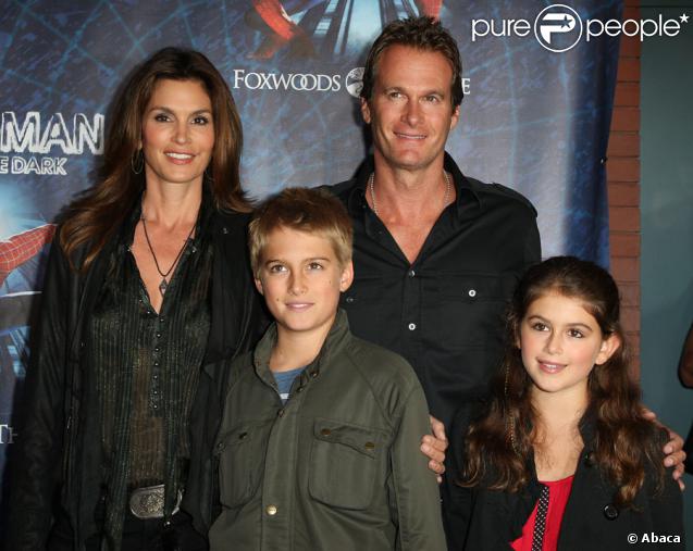 Cindy Crawford, son mari Randy Gerber, et leurs enfants Presley et Kaia lors de la première de la comédie musicale Spider-man : Turn off the Dark à New York le 14 juin 2011