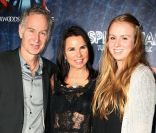John McEnroe, Patty Smith et leur fille lors de la première de la comédie musicale Spider-man : Turn off the Dark à New York le 14 juin 2011
