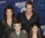Cindy Crawford, son époux Randy Gerber et leurs enfants Presley et Kaia lors de la première de la comédie musicale Spider-man : Turn off the Dark à New York le 14 juin 2011