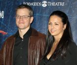 Matt Damon et sa femme Luciana lors de la première de la comédie musicale Spider-man : Turn off the Dark à New York le 14 juin 2011