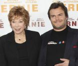 Shirley MacLaine et Jack Black lors de la soirée d'ouverture du Los Angeles Film Festival, le 16 juin 2011. 