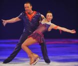 Sarah Abitbol (photo : avec Stéphane Bernadis pour Holiday on Ice 2009), mariée depuis 2009 avec Jean-Louis Lacaille, est devenue maman d'une petite Stella en juin 2011. 