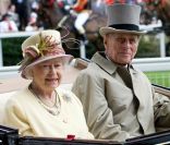 Ascot 2011, jour 4, vendredi 17 juin 2011 : après le rose bonbon de la veille, place au jaune lumineux pour la reine Elizabeth II. La pluie persistante oblige les bibis à se planquer sous les parapluies, mais le rendez-vous tient ses promesses.