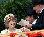Ascot 2011, jour 4, vendredi 17 juin 2011 : chaude ambiance en tribune royale, autour de la reine Elizabeth II. La pluie persistante oblige les bibis à se planquer sous les parapluies, mais le rendez-vous tient ses promesses.