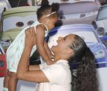 Christina Milian s'amuse avec sa fille Violet lors de l'avant-première de Cars 2 à Los Angeles le 18 juin 2011