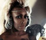 Tina Turner dans  Mad Max au-delà du Dôme du Tonnerre .