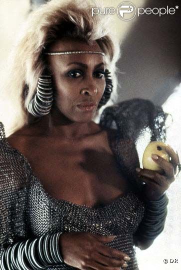 Tina Turner dans  Mad Max au-delà du Dôme du Tonnerre .