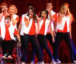Les acteurs et chanteurs de la série Glee en tournée mettent le feu sur scène.  Ici, lors de leur tounée à L.A fin mai 2011 