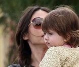 Oksana Grigorieva et sa fille Lucia à Sherman Oaks, Los Angeles, le 25 mars 2011.