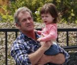 Mel Gibson : un vrai papa poule avec sa petite Lucia à Malibu alors qu\'il rejoint son fils Thomas le 17 juin 2011