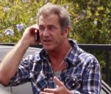 Mel Gibson semble énervé au téléphone à Malibu le 17 juin 2011