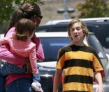 La nounou porte Lucia, la fille de Mel Gibson, aux côtés de Thomas, le fils de ce dernier dans les rues de Malibu le 17 juin 2011