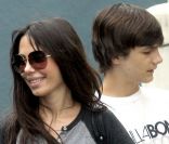 Oksana Grigorieva se rend dans un salon de manucure avec son fils Alexander Dalton à Studio City, Los Angeles, le 17juin 2011