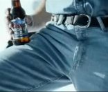 Jean-Claude Van Damme est serré dans son pantalon dans la pub pour la bière anglaise Coors Light