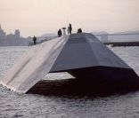 Le bateau furtif utilisé par James Bond dans Demain ne Meurt Jamais<br />