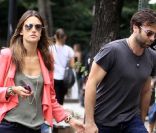 Alessandra Ambrosio dans les rues de New York avec son compagnon Jaime Mazur et une amie du couple, le top Fernanda Motta. Le 23 juin 2011
