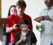 Les enfants de Michael Jackson pendant leur pause-goûter le 24 mai 2011 : Prince et Blanket
