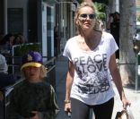 Sharon Stone passe du temps avec son grand garçon Roan, à Beverly Hills, le 25 juin 2011.