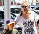 Sharon Stone passe du temps avec son grand garçon Roan, à Beverly Hills, le 25 juin 2011.