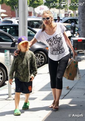 Sharon Stone passe du temps avec son grand garçon Roan, à Beverly Hills, le 25 juin 2011.