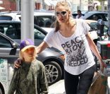 Sharon Stone passe du temps avec son grand garçon Roan, à Beverly Hills, le 25 juin 2011.