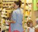 Jessica Alba dans les rayons d'un supermaché entourée de sa petite famille à Los Angeles le 26 juin 2011