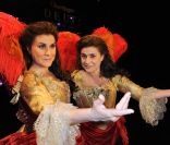 Cecilia Bartoli découvre son double de cire, le 28 juin 2011, au musée Grévin, à Paris.