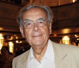 Bernard Pivot lors de l\'inauguration du double de cire de Cecilia Bartoli, le 28 juin 2011, au musée Grévin, à Paris.