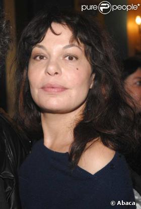 Isabelle Mergault passe volontiers ses dimanches avachie sur son canapé !