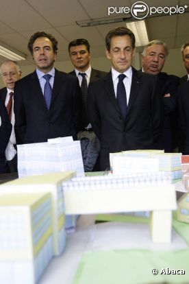 David Douillet (photo : en visite dans un collège de Plaisir - Yvelines -  avec le chef de l'Etat le 23 juin 2011) profite du remaniement  ministériel du 29 juin 2011 pour entrer au gouvernement, rattaché au  ministère d'Alain Juppé.
